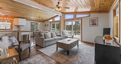 Vacation Cabin minutes from Lake George w/ Hot Tub