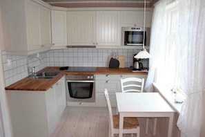 Køleskab, mikrobølgeovn, ovn, kogeplade