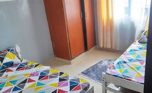 2 habitaciones, tabla de planchar con plancha, wifi y ropa de cama