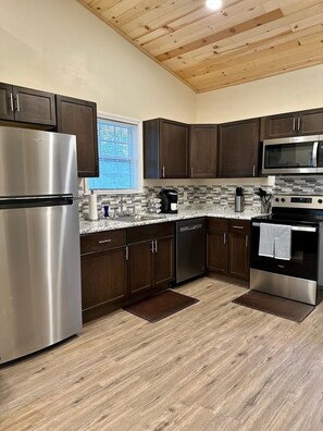 冷蔵庫、電子レンジ、オーブン、コンロ