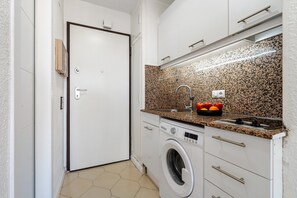 Chuveiro, secador de cabelo, toalhas de banho 