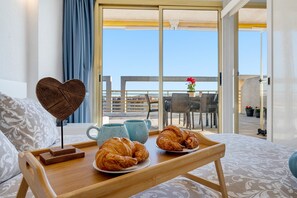 Dining - 'Salou Beach' Apartment with Sea View, Wi-Fi and Air Conditioning (Salou)