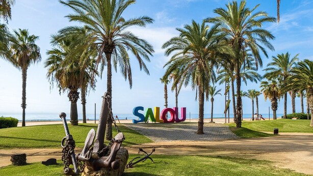 A park with palm trees, a sculpture, and the word 'SALOU' in the background. - 'Salou Beach' Apartment with Sea View, Wi-Fi and Air Conditioning (Salou)