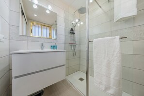 Chuveiro, secador de cabelo, toalhas de banho 
