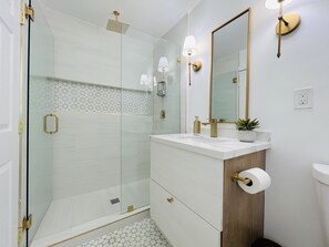 Douche, sèche-cheveux, serviettes fournies, savon