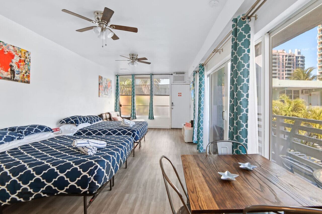 Balcony Beach View W/2 Queen Beds, Ocean Dr Beach - Miami Beach, FL