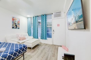 Tabla de planchar con plancha, cuna de viaje, wifi y ropa de cama