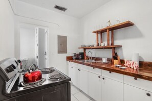 Een koelkast, een magnetron, een oven, een kookplaat