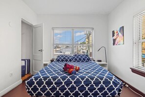 2 slaapkamers, een bureau, een strijkplank/strijkijzer, reisbedje