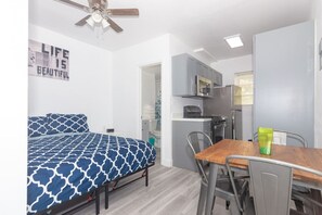 Tabla de planchar con plancha, cuna de viaje, wifi y ropa de cama 