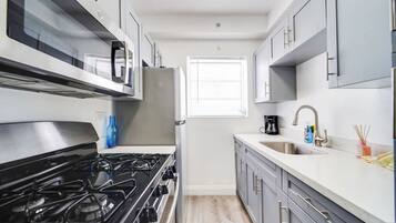 Coffee/tea maker, fridge, microwave, oven