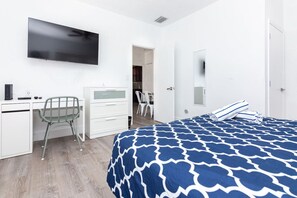 2 chambres, bureau, fer et planche à repasser, lit parapluie