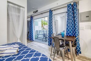 Tabla de planchar con plancha, cuna de viaje, wifi y ropa de cama