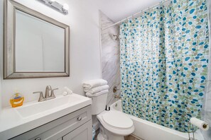 Hair dryer, towels, soap, shampoo - Ocean Drive Prime Apt w/2 Queen-Beds, South Beach (Miami Beach)