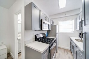 Réfrigérateur, four à micro-ondes, un four, surface de cuisson