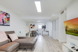 TV - 2B/2B, Free Parking, South Beach, 1 Block 2 Beach (South Beach)