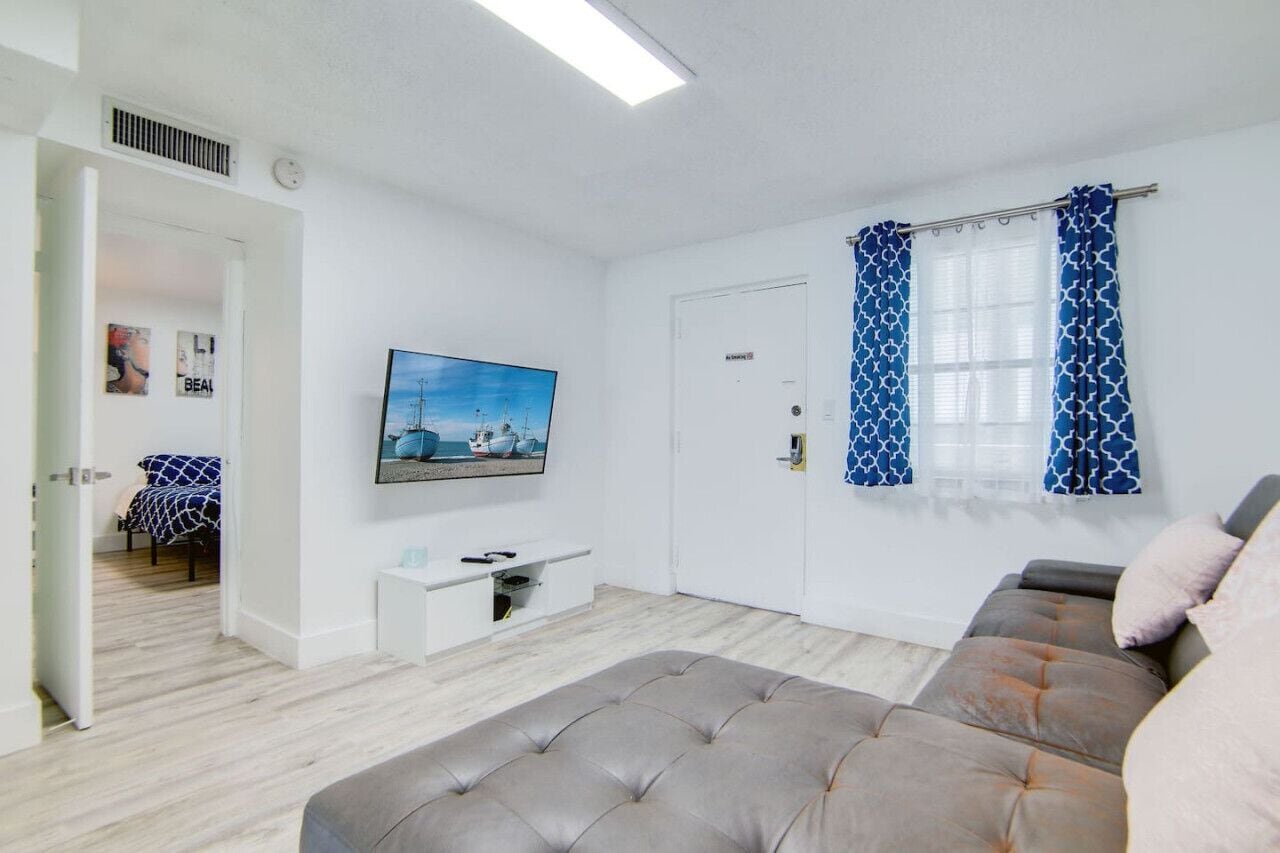 2 Schlafzimmer, Schreibtisch, Bügeleisen/Bügelbrett, Reisekinderbett