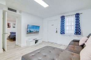 2 bedrooms, desk, iron/ironing board, travel cot - 2B/2B, Free Parking, South Beach, 1 Block 2 Beach (South Beach)