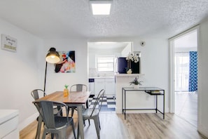 Dining - 2B/2B, Free Parking, South Beach, 1 Block 2 Beach (South Beach)