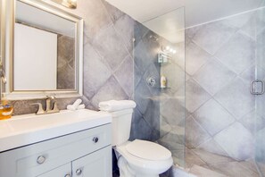 Hair dryer, towels, soap, shampoo - 2B/2B, Free Parking, South Beach, 1 Block 2 Beach (South Beach)