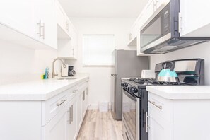 冷蔵庫、電子レンジ、オーブン、コンロ