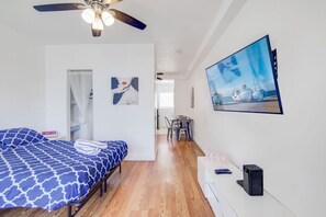 Iron/ironing board, travel cot, WiFi, bed sheets - Stylish Ocean Dr Apt w/ 2 Queen Beds, Across Beach (Miami Beach)