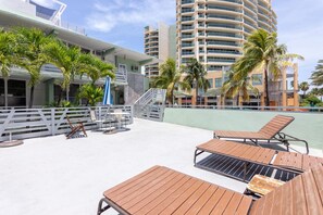 Terrace/patio - Stylish Ocean Dr Apt w/ 2 Queen Beds, Across Beach (Miami Beach)