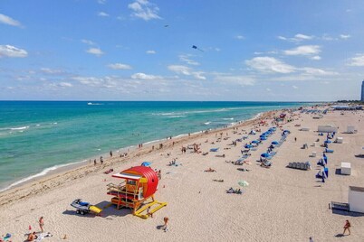 Sunny Ocean Dr Condo, w/2 Queen Beds, South Beach