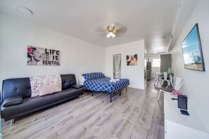TV - Ocean Drive Comfy apt, w/2 Queen Beds by the Beach (Miami Beach)