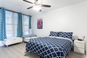 مكواة/لوح كي وسرير سفر وواي فاي وملاءات أسرّة