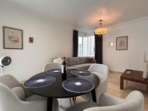 Appartement Deluxe | 2 chambres, décor unique, ameublement unique, rideaux d’obscurcissement
