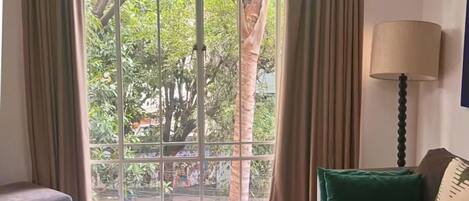 Panorama appartement | Woonruimte | Een 42-inch smart-tv met digitale zenders