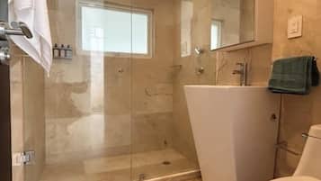 Deluxe Apartment | Bilik Mandi | Pancuran mandi, pengering rambut, tuala disediakan