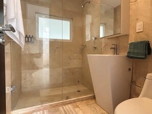 Deluxe Apartment | Bathroom | Shower, hair dryer, towels - Condesa Residence Campeche 276 (Mexico City)
