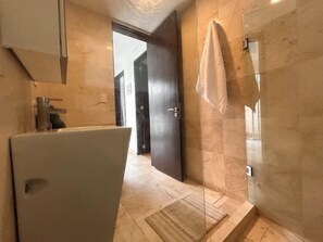 Apartamento luxo | Banheiro | Chuveiro, secador de cabelo, toalhas de banho 