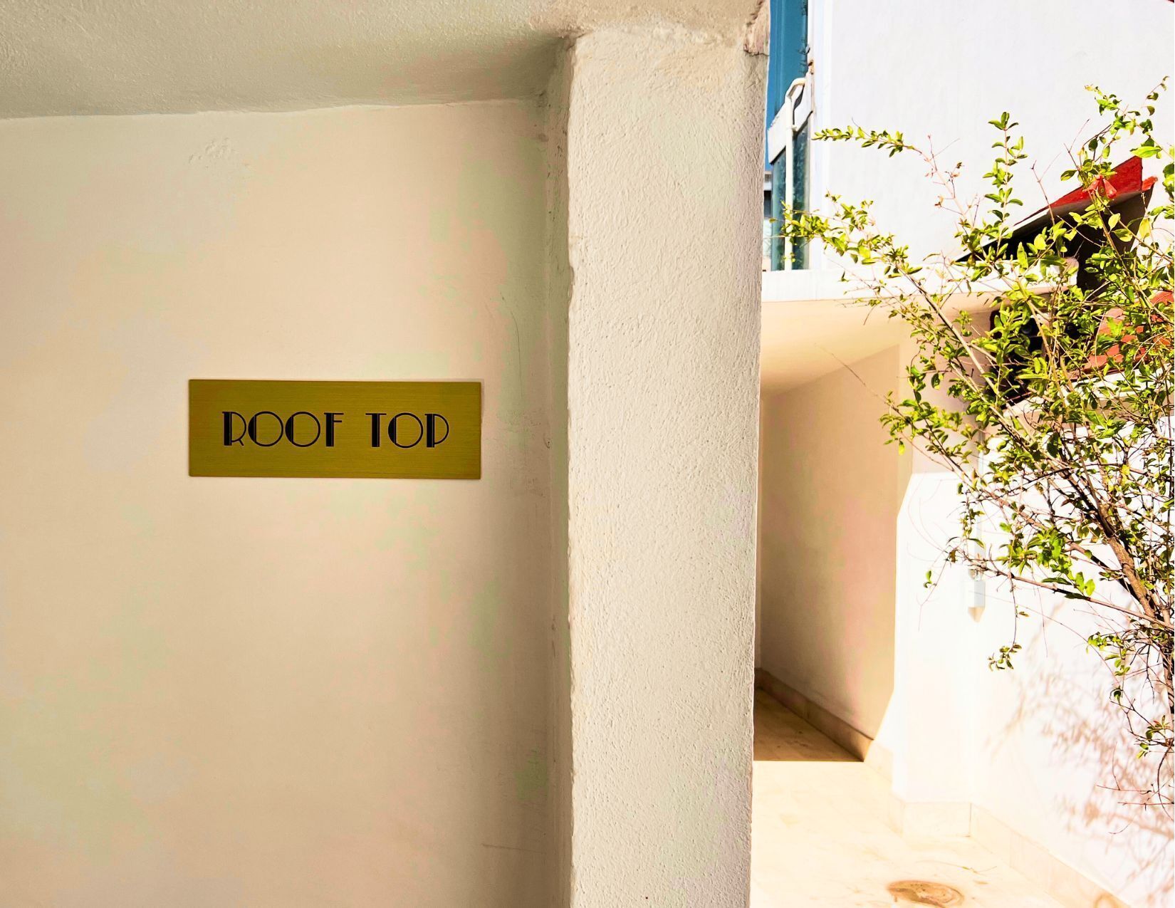 Una habitación con un letrero que dice "ROOM TOP" en una pared blanca.