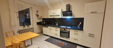 Een koelkast, een microgolfoven, een oven, een kookplaat