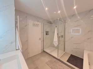 Hair dryer, towels, soap, shampoo - Charmante 2-zimmer-wohnung (Siegen)