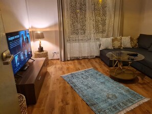 Een smart-tv en boeken