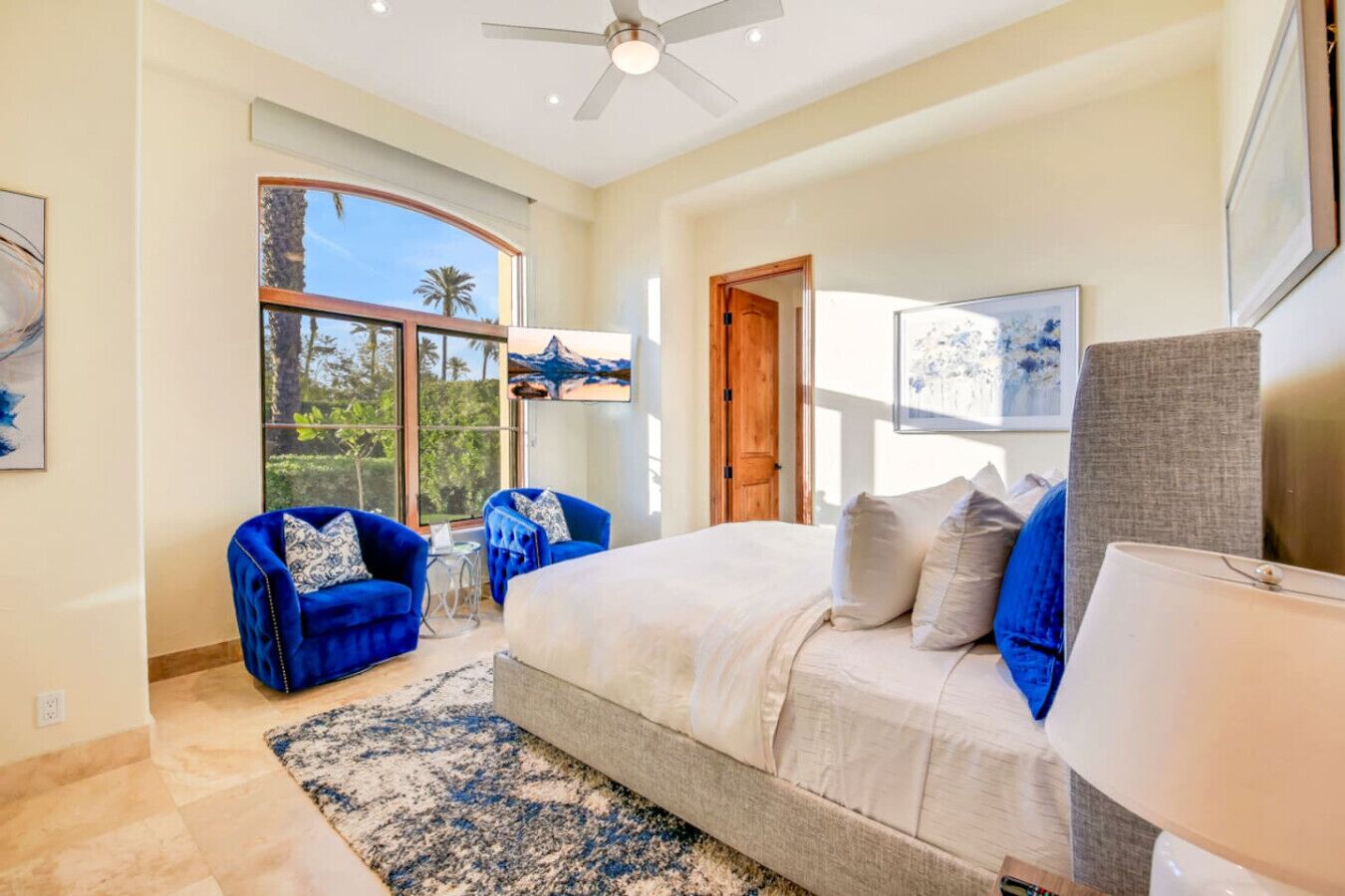 6 Schlafzimmer, Schreibtisch, Bügeleisen/Bügelbrett, Reisekinderbett