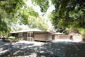 Property grounds - The Urban Fox- Guest Cottage (Chico)