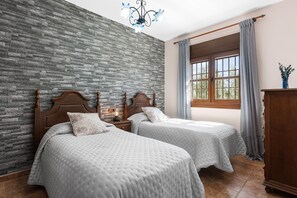 3 chambres, fer et planche à repasser, Wi-Fi gratuit, draps fournis