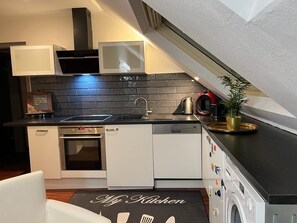 Een koelkast, een magnetron, een oven, een kookplaat