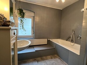 Dusch, hårtork, handdukar och tvål