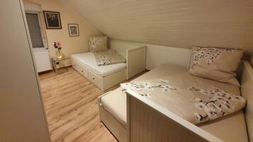 2 Schlafzimmer, BĂŒgeleisen/BĂŒgelbrett, Reisekinderbett, WLAN