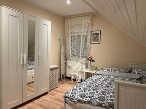 2 slaapkamers, een strijkplank/strijkijzer, reisbedje, wifi