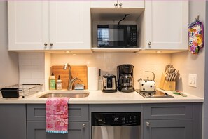 Kühlschrank, Mikrowelle, Herdplatte, Wasserkocher mit Kaffee-/Teezubehör