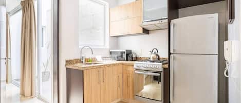 Frigorífic gran, microones, forn i cafetera i tetera