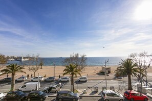 Beach nearby - Apartment 'Appartement Front De Mer' with Private Terrace, Wi-Fi and Air Conditioning (Fréjus)