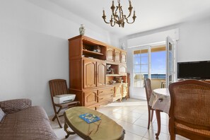 TV - Apartment 'Appartement Front De Mer' with Private Terrace, Wi-Fi and Air Conditioning (Fréjus)